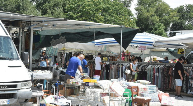 Terni, mercatino in centro Gli ambulanti: «Ancora ritardi»