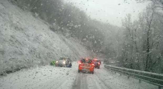 Bufera di neve sulle Marche, incidenti e caos tra Sarnano e Sassotetto