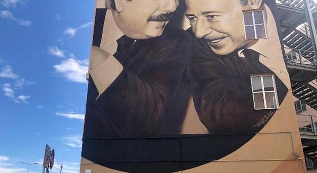 Falcone e Borsellino, sotto il murales compare la scritta "Gay"