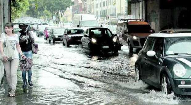 Piove su Roma, la città si allaga ancora: ​la zona sud completamente bloccata
