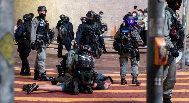 Hong Kong, caos e scontri: 180 arresti, polizia usa proiettili di gomma