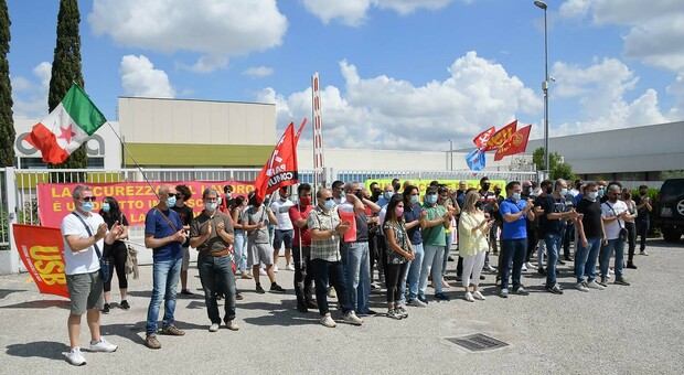 Massiccia adesione allo sciopero: «La tragedia di Ortenzo poteva essere evitata». Presente al presidio anche la figlia Eleonora