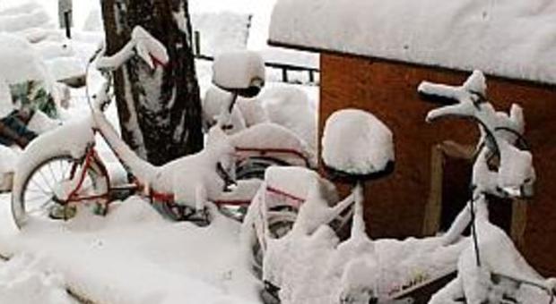 Neve e gelo sui valichi Marche-Umbria Difficoltà nei collegamenti con Roma