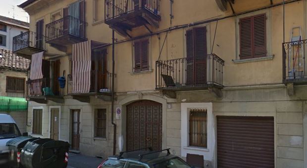 Torino, si barrica in casa per evitare sfratto e minaccia di far saltare in aria l'appartamento