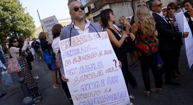 Napoli, M5S in piazza con i docenti supporto legale per i ricorsi al Tar