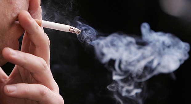 Gli abiti dei fumatori "dannosi" quanto una sigaretta: ecco cosa è stato scoperto