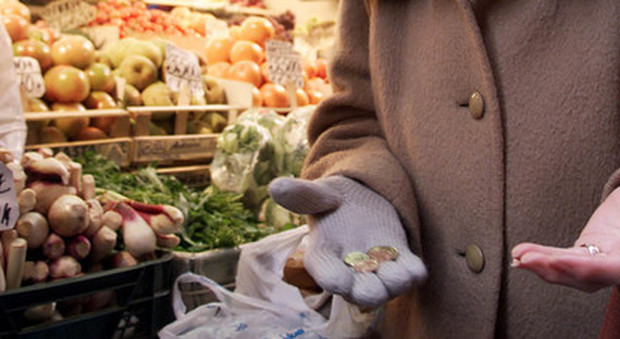 Pensionata ruba per mangiare al supermarket: «Dura campare con 425 euro»