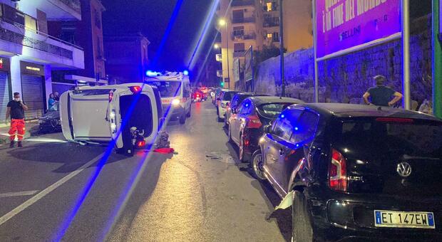 Incidente a Napoli, auto si ribalta nella notte in via Manzoni: madre e figlia illese
