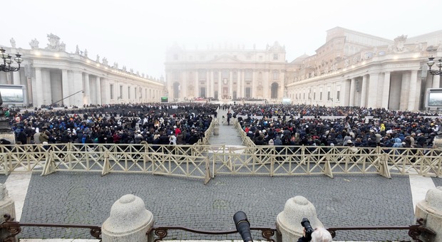 Funerali papa Ratzinger, fedeli truffati: «Abbiamo la prenotazione per i posti a sedere per la cerimonia». Ma l'ingresso non è valido