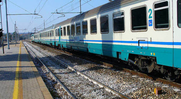 Roma, sassi contro un treno a Capannelle: ​una donna è rimasta ferita
