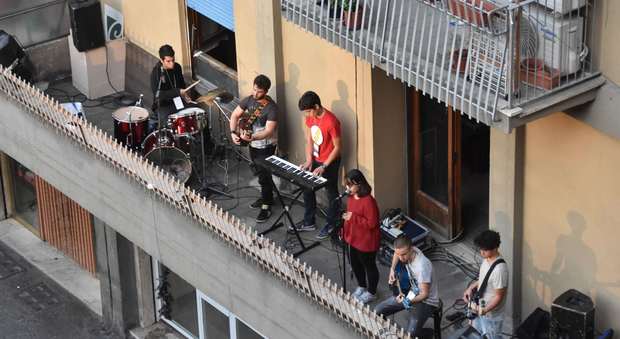 Terni, la città rinasce con i concerti dai balconi