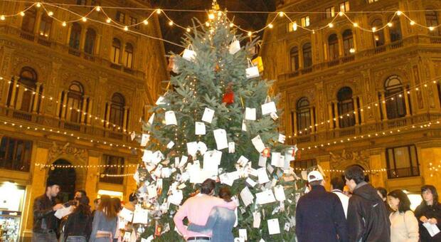 Il tradizionale albero di Natale nella Galleria Umberto
