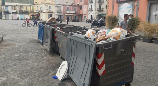 Napoli, piazza Mercato in agonia: «Qui solo rifiuti e teppisti»