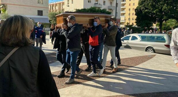 Riccardo De Lella morto a Napoli, folla commossa per l'ultimo saluto