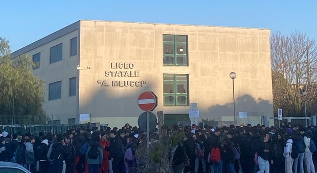 Annullata la settimana alternativa, protesta degli studenti del Meucci di Aprilia