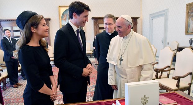 Trudeau al Papa: «Santità, venga in Canada a chiedere scusa per gli errori della Chiesa con i nativi»