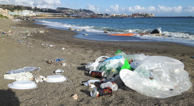 Pasquetta sulla spiaggia, cumuli di rifiuti non ancora rimossi