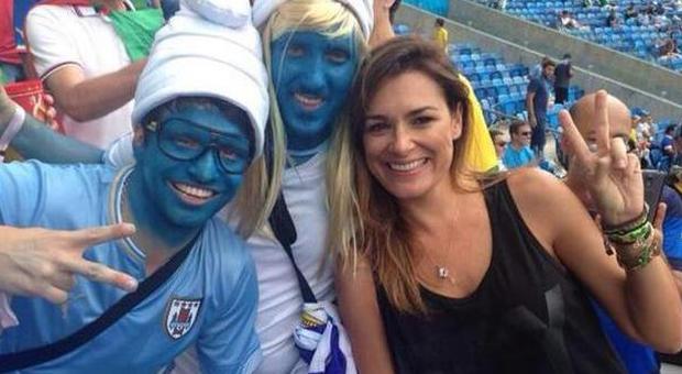 Italia-Uruguay, la Seredova allo stadio Scatta il selfie in compagnia dei Puffi