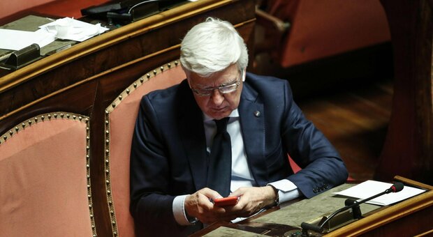 Paolo Romani, la Gdf sequestra 344 mila euro al senatore per peculato
