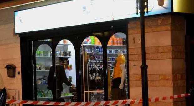 Far west a Ciampino, sparano 15 colpi contro la vetrina del negozio di ex campione di body building