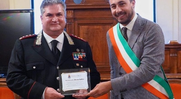 In Comune il sindaco Sinibaldi saluta il comandante dei carabinieri Bellini, trasferito a nuovo incarico