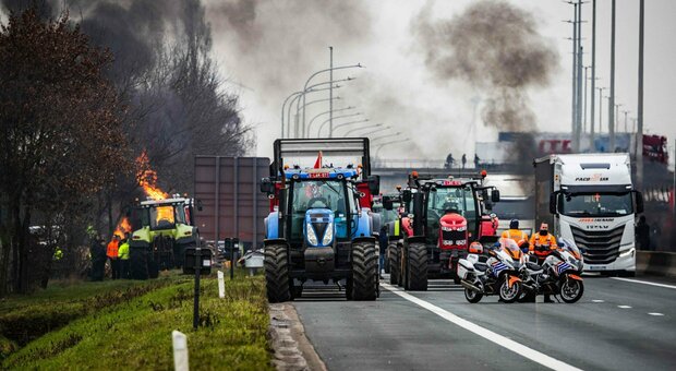 Protesta trattori, bloccato in Belgio il confine con l'Olanda: caselli autostradali chiusi