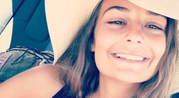 Messico, ragazza di 20 anni trovata morta nella piscina di un hotel di lusso: le avevano offerto un drink