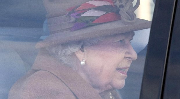 immagine La Regina Elisabetta e quel piccolo dispositivo all'orecchio destro scovato dai fotografi