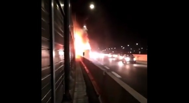 Roma, paura sul Gra: bus a fuoco nella notte