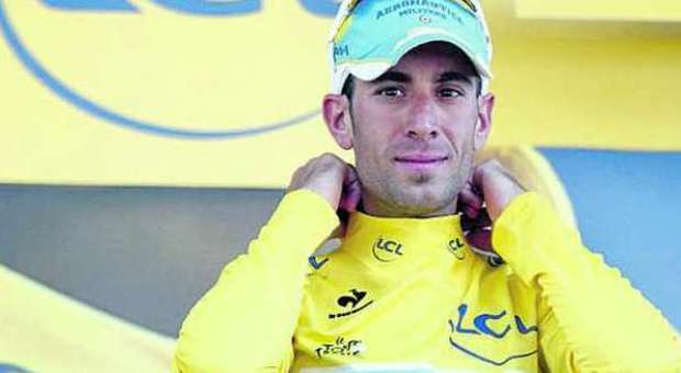 Tour de France, un'auto rischia di far cadere ​Nibali ma Vincenzo resta maglia gialla