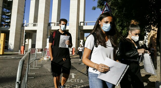 Test di ingresso a medicina, proteste davanti all'università: «Dopo pandemia, no a numero chiuso»