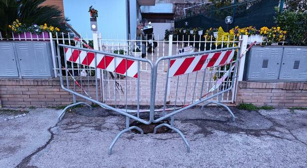 Pesaro, cede l'asfalto in via Fedeli: «Si è aperta una buca davanti a casa mia figlia è finita al pronto soccorso»