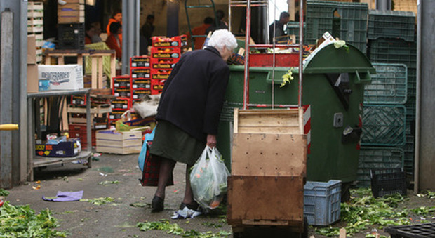 Rapporto Caritas, Roma sempre più indigente e in declino: 16mila vivono per strada