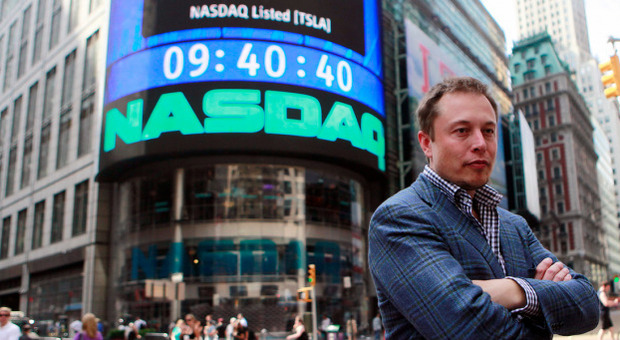 Elon Musk davanti al Nasdaq a New York