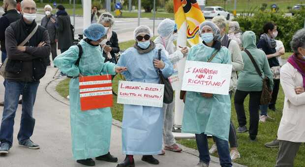 Una protesta dei sanitari no vax davanti all’ospedale All’Angelo a Mestre lo scorso maggio