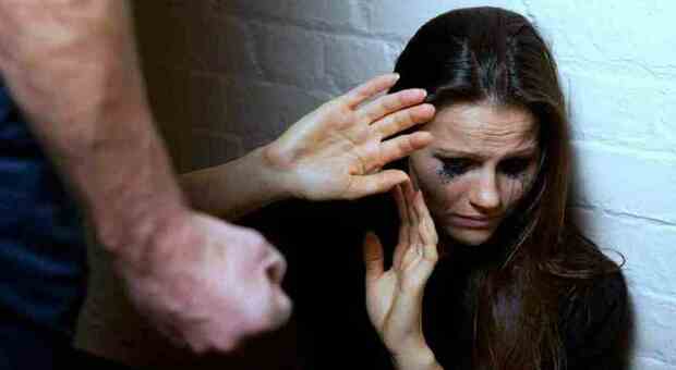 Salerno, aiuta l'amante in atti di violenza verso la moglie: 24enne arrestata