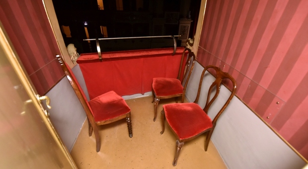 Perugia, il Comune mette in vendita le vecchie sedute dei palchi del Morlacchi