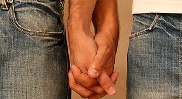 Coppia gay italo-romena senza pace: armi in casa, il partner denuncia la pistola illegale