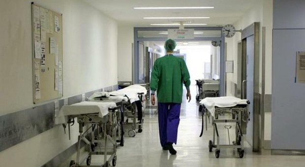 Palpeggia una paziente durante l'esame medico: infermiere condannato a 5 anni