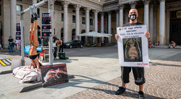 Milano, la protesta choc degli animalisti vegani