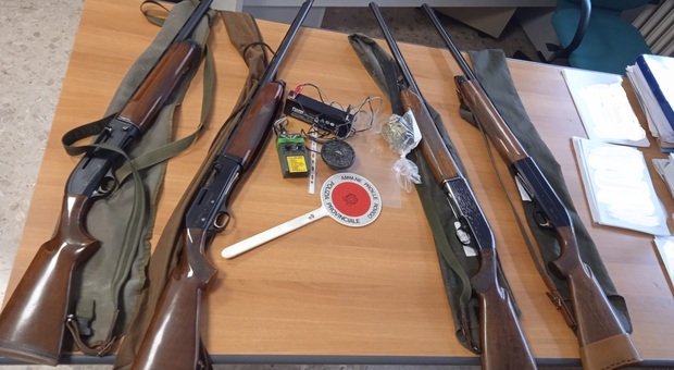 Fucili e richiami vietati sequestrati ai cacciatori dalla Polizia provinciale di Rovigo