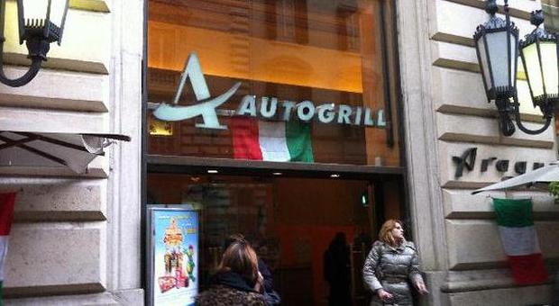 Via del Corso, chiude Autogrill I dipendenti: «Assurdo, licenziati via fax»