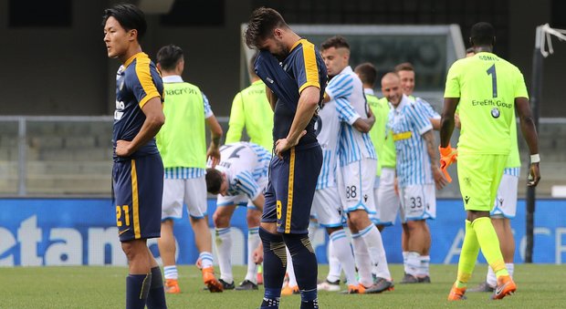 Giocatori dell'Hellas Verona sconfortati dopo il ko in casa con la Spal