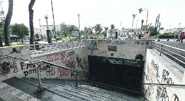 Napoli tra rifiuti, spaccio e degrado: ecco la metropolitana dell'inferno