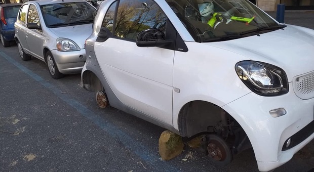 Napoli, boom di furti di pneumatici: bande in azione a Chiaia e Posillipo
