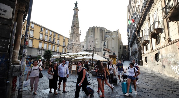 Napoli, l'estate ai tempi del Covid: niente turisti e Pil a picco, bruciati 1,5 miliardi
