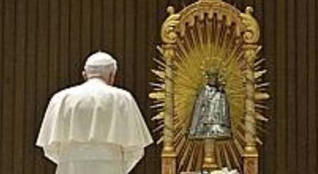 Papa Benedetto XVI davanti alla Vergine del Santuario friulano all'udienza del 2010