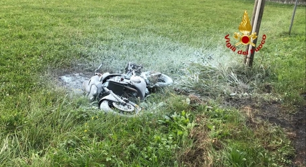 Il botto e la moto in fiamme: «Ma il pilota è sparito nel nulla»