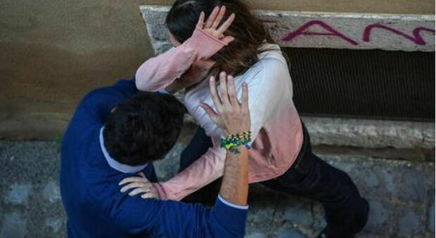 Perugia, 20enne stuprata dal gruppo in piscina, 25enne inchiodato da una sigaretta, la violenza ripresa dalle telecamere