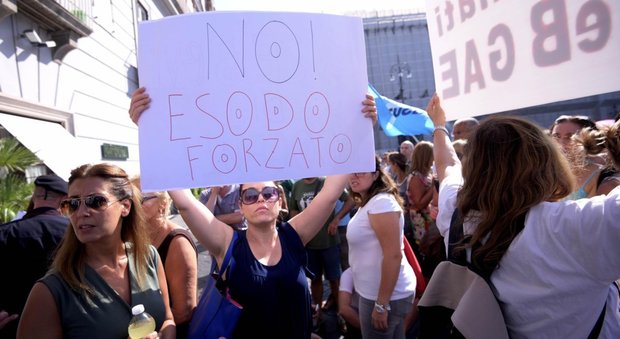 Napoli, i prof tornano in piazza «No alla deportazione al Nord»